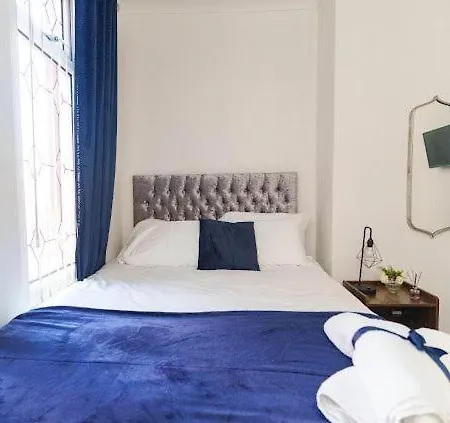 Апартаменты The Victoria - Close To Centre - Sleeps 8 *